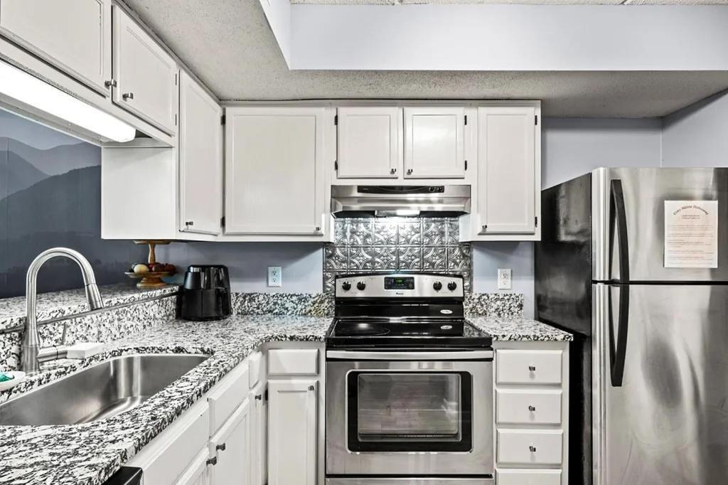 Views & Fireplace - Minutes To Gburg And Ober - Condo Гетлинбург Екстериор снимка