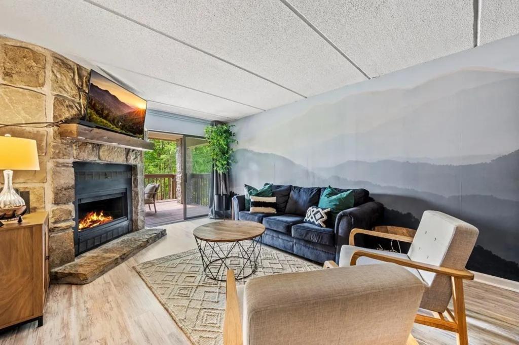 Views & Fireplace - Minutes To Gburg And Ober - Condo Гетлинбург Екстериор снимка