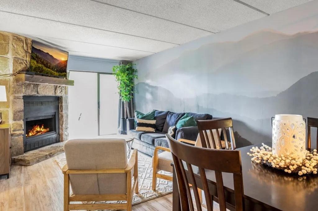 Views & Fireplace - Minutes To Gburg And Ober - Condo Гетлинбург Екстериор снимка